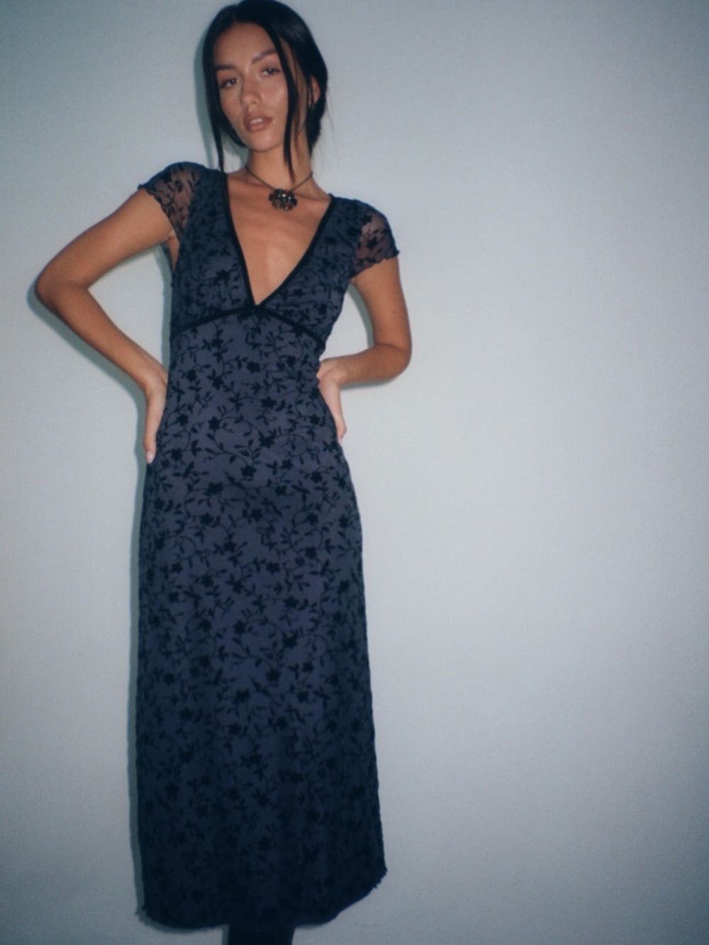 Motel Rocks Vilinia Midi Dress in Pretty Petal Flock Black Size MM